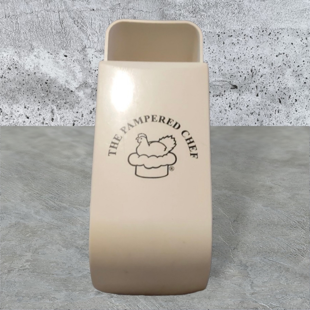 The Pampered chef one cup measuring cup